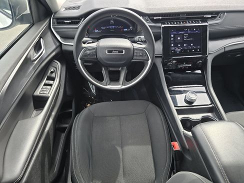 Used 2023 Jeep Grand Cherokee L Laredo image 29