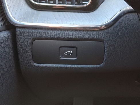 Used 2025 Volvo XC60 B5 Plus image 24