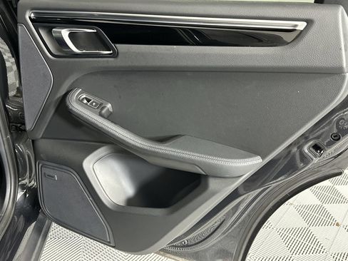 Used 2022 Porsche Macan AWD/4WD image 32