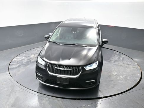 Used 2024 Chrysler Pacifica Touring-L image 18