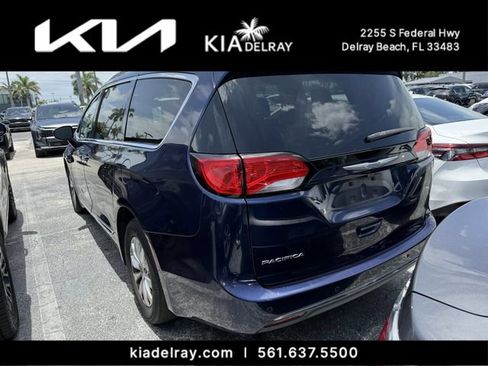Used 2017 Chrysler Pacifica Touring-L FWD image 3