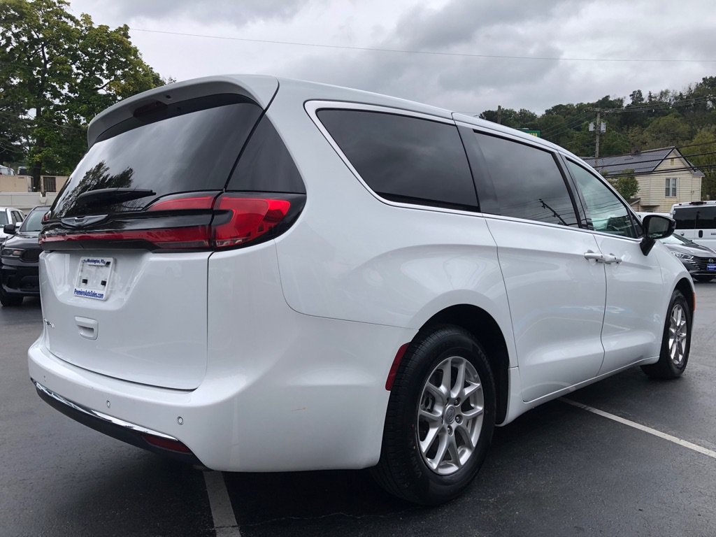 Used 2024 Chrysler Pacifica Touring-L FWD image 6