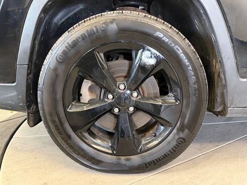 Used 2019 Jeep Cherokee Latitude Plus AWD/4WD image 27