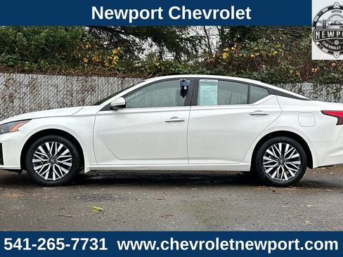 Used 2024 Nissan Altima 2.5 SV w/ SV Premium Package image 8