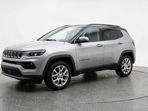 Used 2025 Jeep Compass Limited image 3