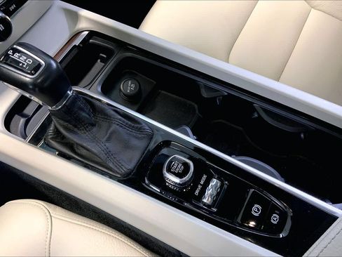 Used 2019 Volvo S60 T5 Momentum w/ Multimedia Package FWD image 16