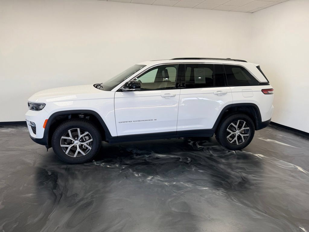 Used 2024 Jeep Grand Cherokee Limited AWD/4WD image 19