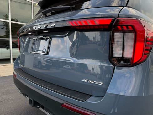 Used 2025 Ford Explorer Active w/ Active Comfort Package image 9