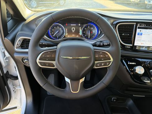 Used 2025 Chrysler Pacifica Select image 24