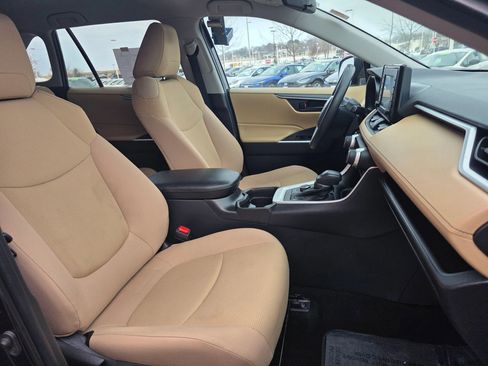 Used 2021 Toyota RAV4 LE image 8