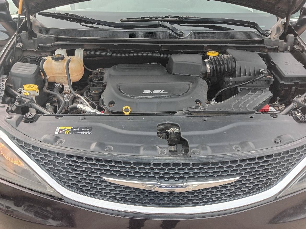 Used 2017 Chrysler Pacifica Touring w/ Tire & Wheel Group FWD image 25