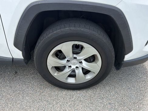 Used 2020 Toyota RAV4 LE AWD/4WD image 23