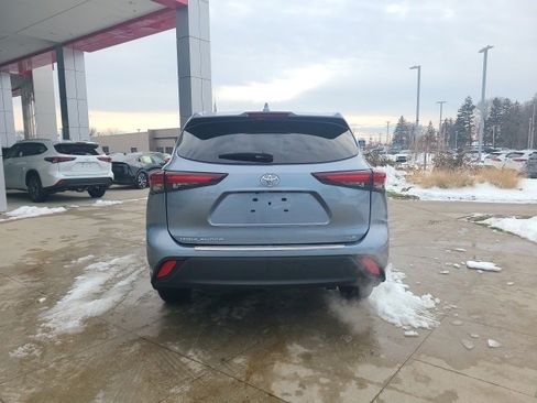 Used 2024 Toyota Highlander XLE image 6