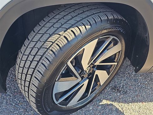 Used 2025 Volkswagen Atlas SE image 32