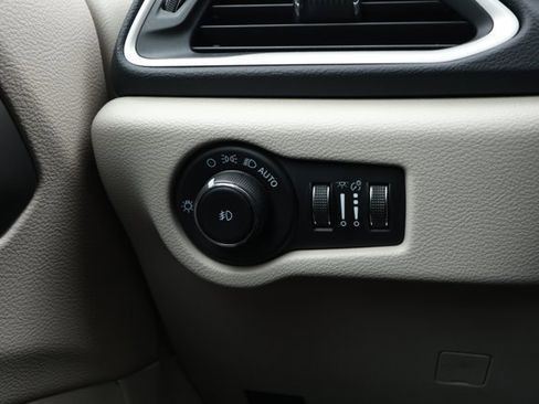 Used 2023 Chrysler Pacifica Touring-L image 15