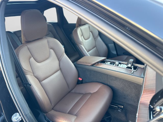 Certified 2024 Volvo XC60 B5 Plus w/ Protection Package Premier AWD/4WD image 30