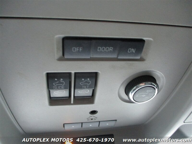 Used 2018 Chevrolet Suburban Premier AWD/4WD image 32