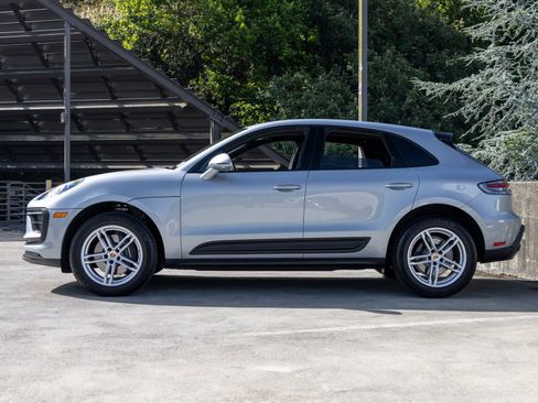 Certified 2025 Porsche Macan AWD/4WD image 2