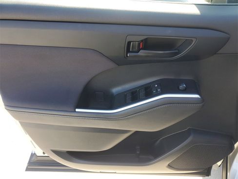 Used 2023 Toyota Highlander LE image 19