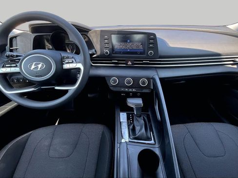 Used 2021 Hyundai Elantra SE FWD image 16