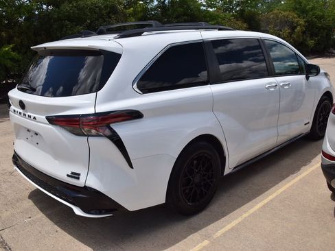 Used 2021 Toyota Sienna XSE AWD/4WD image 6