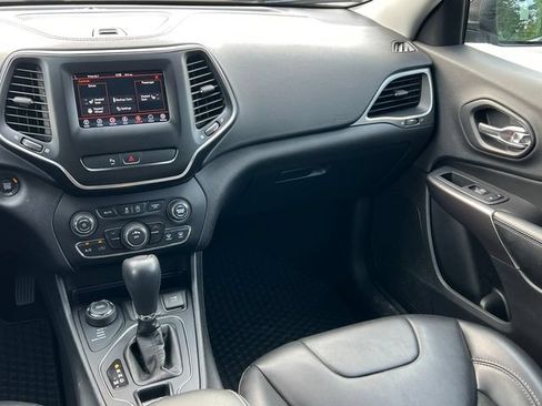 Used 2019 Jeep Cherokee Latitude Plus w/ Cold Weather Group AWD/4WD image 30
