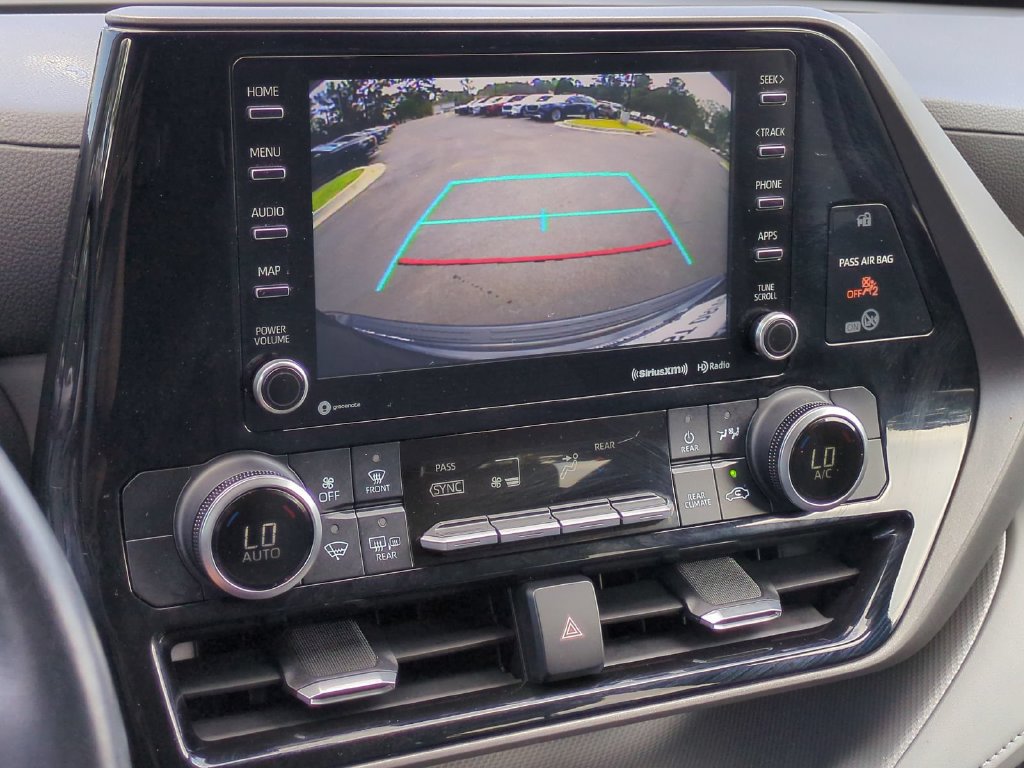 Used 2020 Toyota Highlander LE FWD image 18