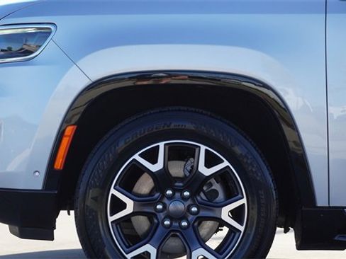 Used 2023 Jeep Wagoneer L Series III w/ Preferred Equipment Group image 5