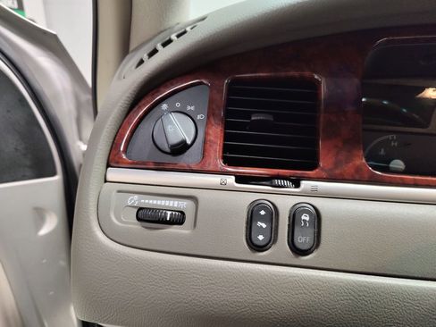 Used 2004 Lincoln Town Car Ultimate image 26