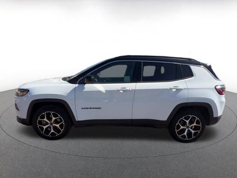 Used 2025 Jeep Compass Limited image 9