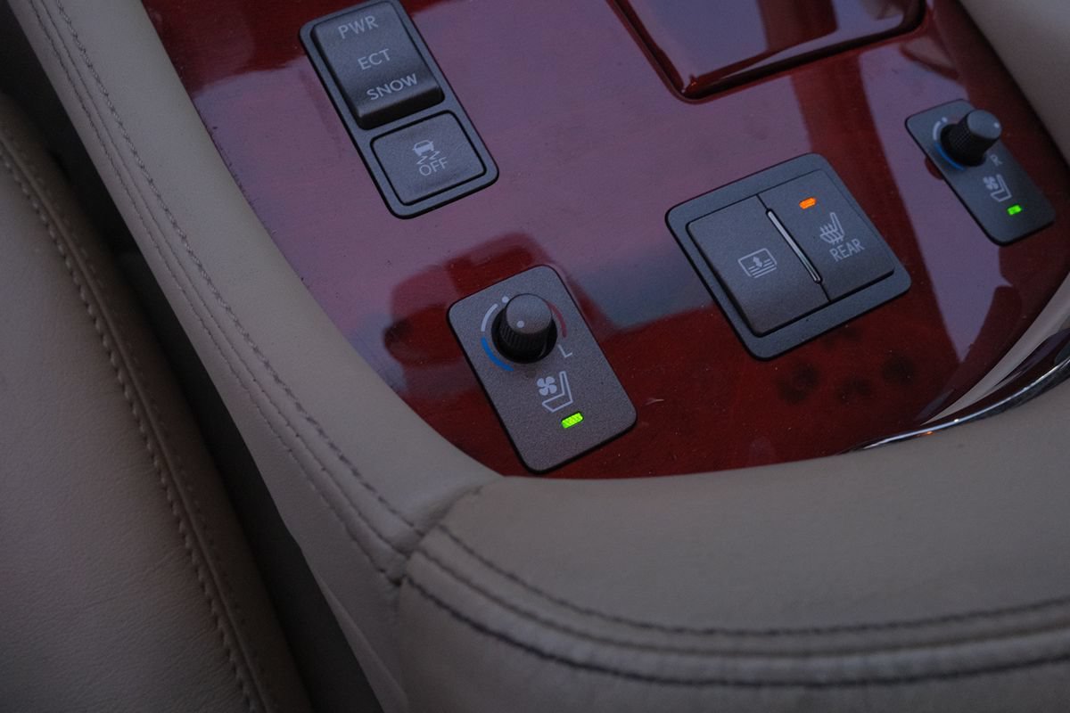 Used 2011 Lexus LS 460 w/ Comfort Pkg RWD image 27
