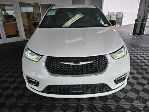 Used 2025 Chrysler Pacifica Select image 8