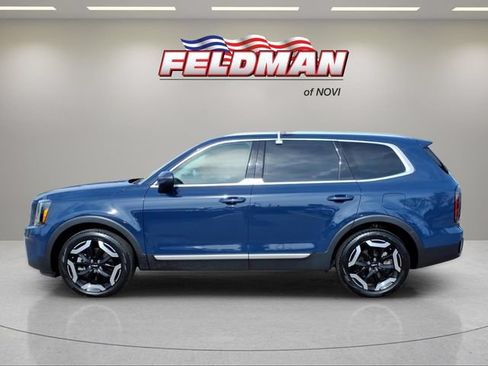 Used 2024 Kia Telluride EX w/ EX Captain's Chair Package FWD image 2