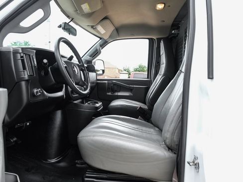 Used 2022 GMC Savana 2500 RWD image 3