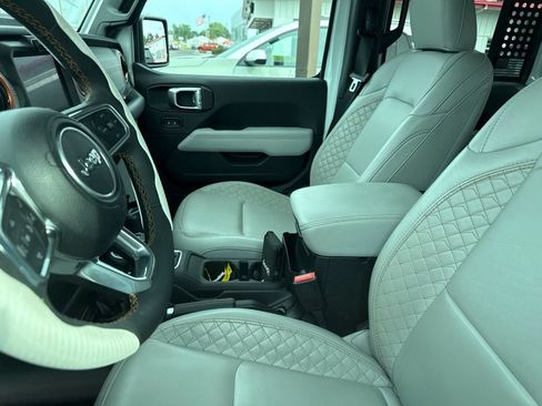 Used 2023 Jeep Gladiator Overland AWD/4WD image 14