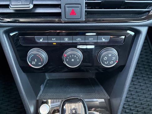 Certified 2023 Volkswagen Taos SE w/ Panoramic Sunroof Package image 16