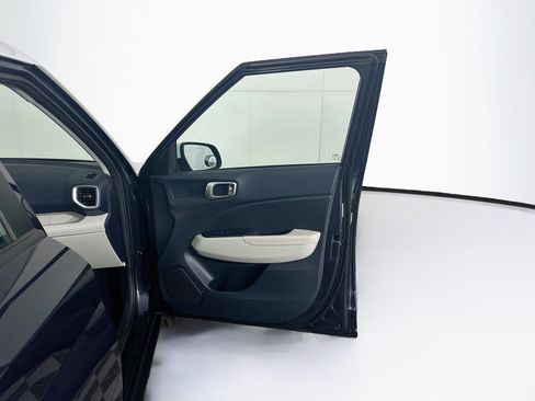 Used 2023 Hyundai Venue Limited FWD image 32