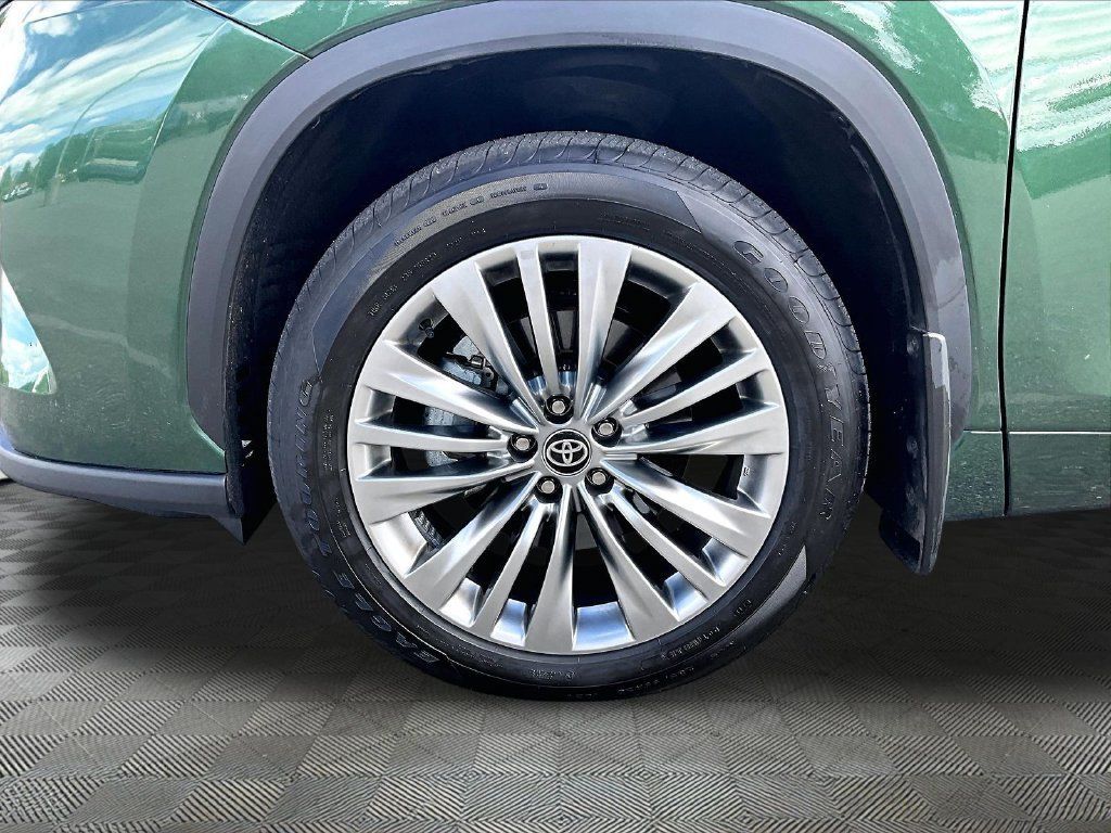 Used 2025 Toyota Highlander Platinum AWD/4WD image 7