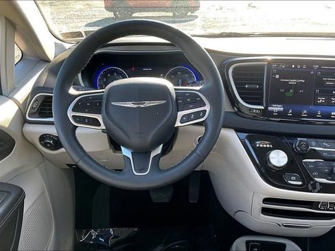 Used 2024 Chrysler Pacifica Touring-L FWD image 5