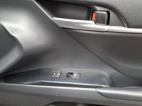 Used 2018 Toyota Camry SE image 7