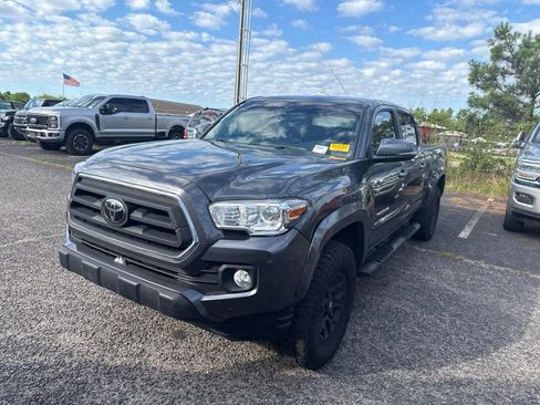 Used 2022 Toyota Tacoma SR5 w/ Technology Package RWD image 3