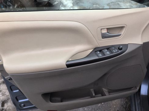 Used 2015 Toyota Sienna LE image 11