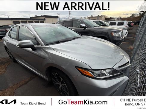 Used 2018 Toyota Camry SE image 1