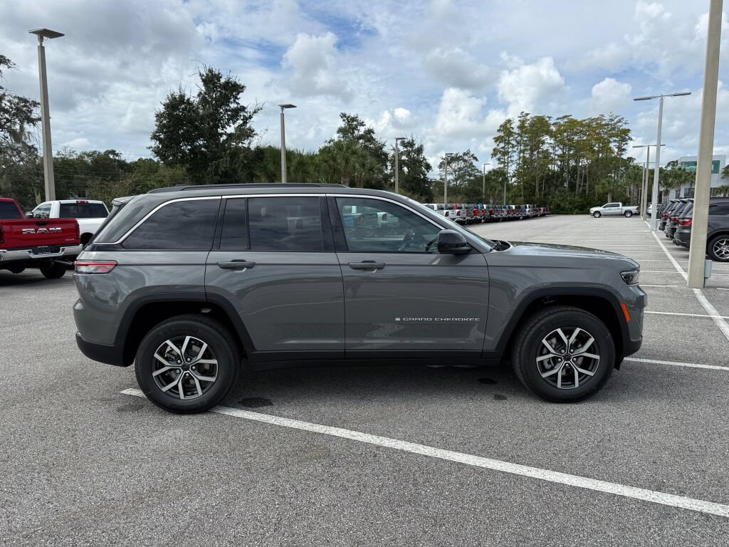 New 2027 Jeep Grand Cherokee Laredo AWD/4WD image 2