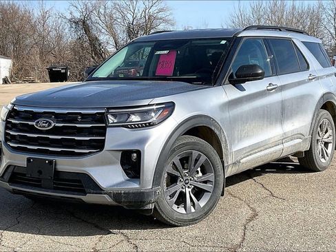 Used 2025 Ford Explorer Active w/ Active Comfort Package image 2