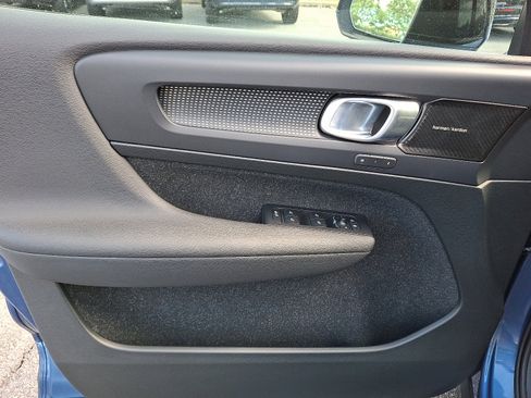 Used 2020 Volvo XC40 T5 R-Design image 12