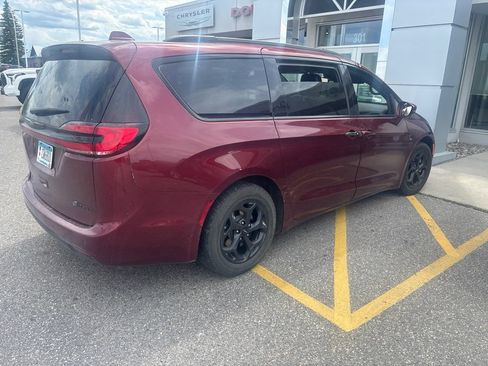 Used 2021 Chrysler Pacifica Limited w/ Uconnect Theater Family Group FWD image 7