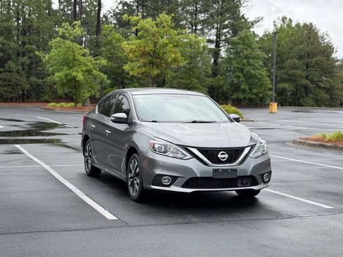 Used 2019 Nissan Sentra SR FWD image 2