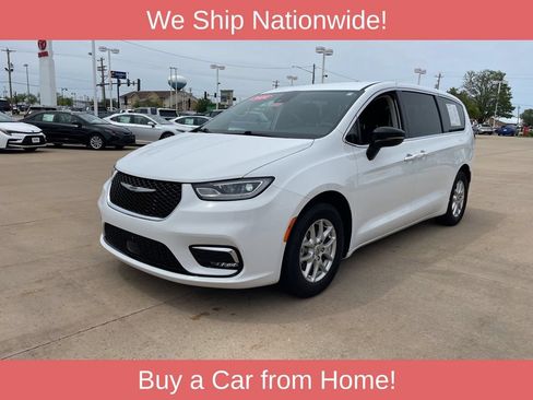 Used 2024 Chrysler Pacifica Touring-L FWD image 2