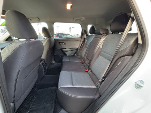 Used 2021 Nissan Rogue SV image 18